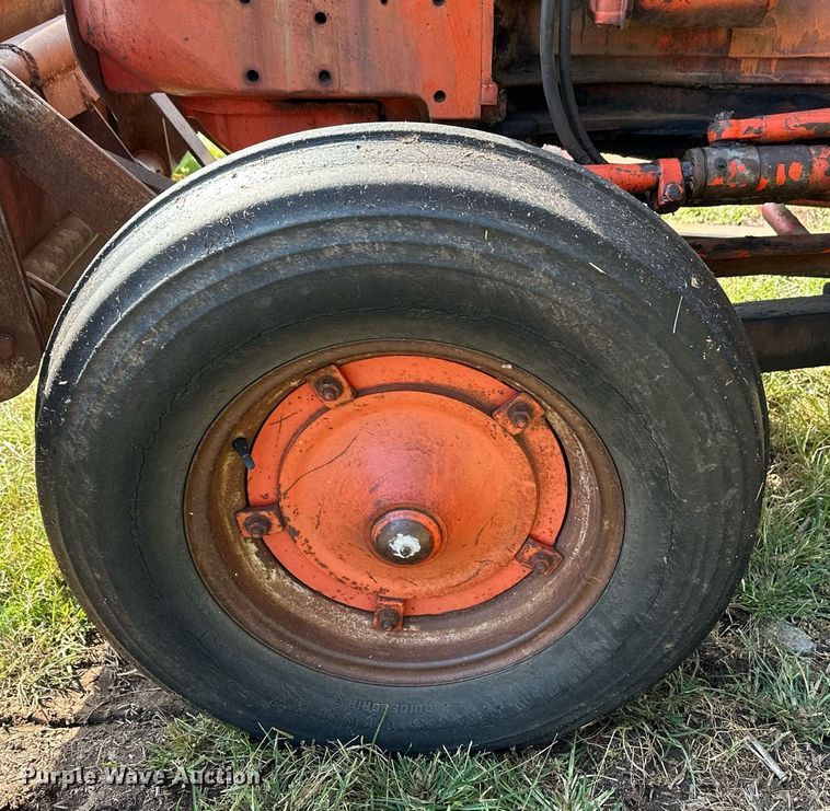 image for item NX9733 Case 930 Comfort King  tractor