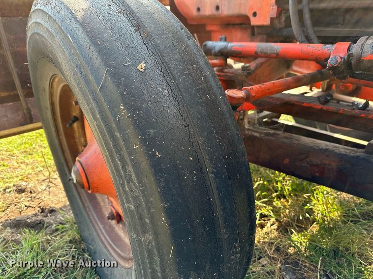 image for item NX9733 Case 930 Comfort King  tractor