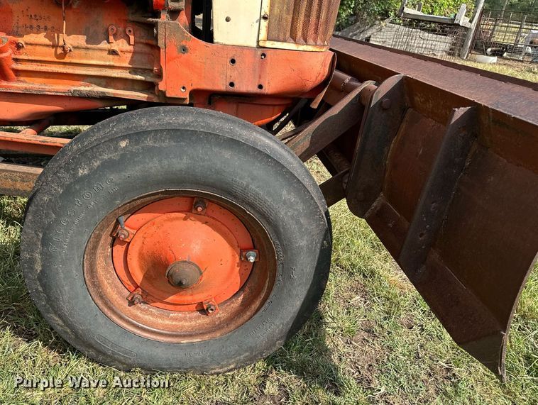 image for item NX9733 Case 930 Comfort King  tractor