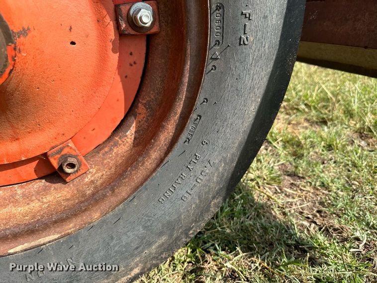 image for item NX9733 Case 930 Comfort King  tractor