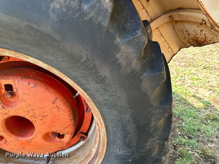 image for item NX9733 Case 930 Comfort King  tractor