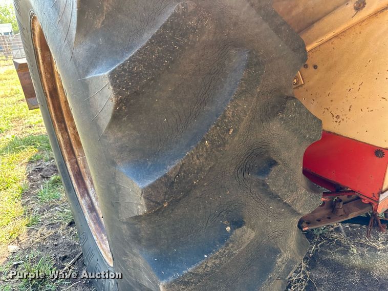 image for item NX9733 Case 930 Comfort King  tractor