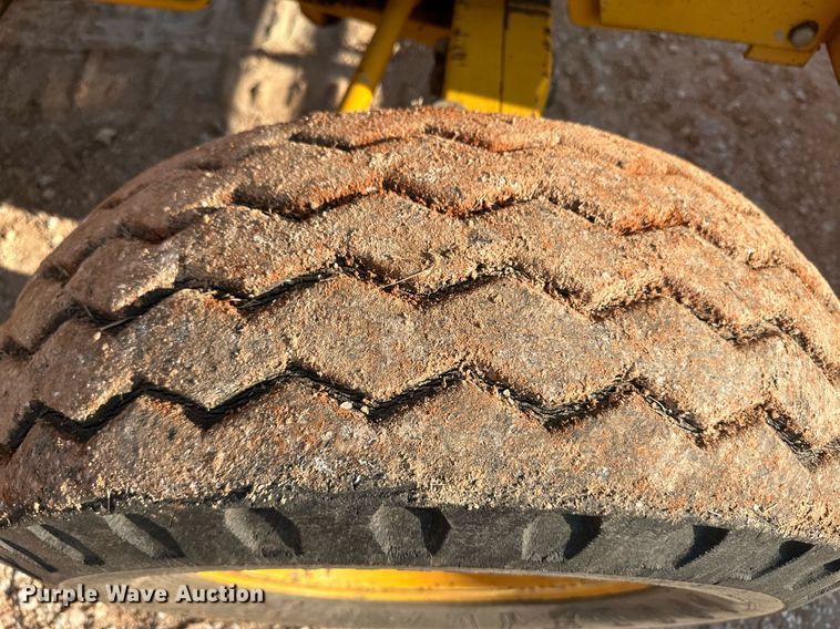 image for item OC9456 1990 John Deere 2355  tractor