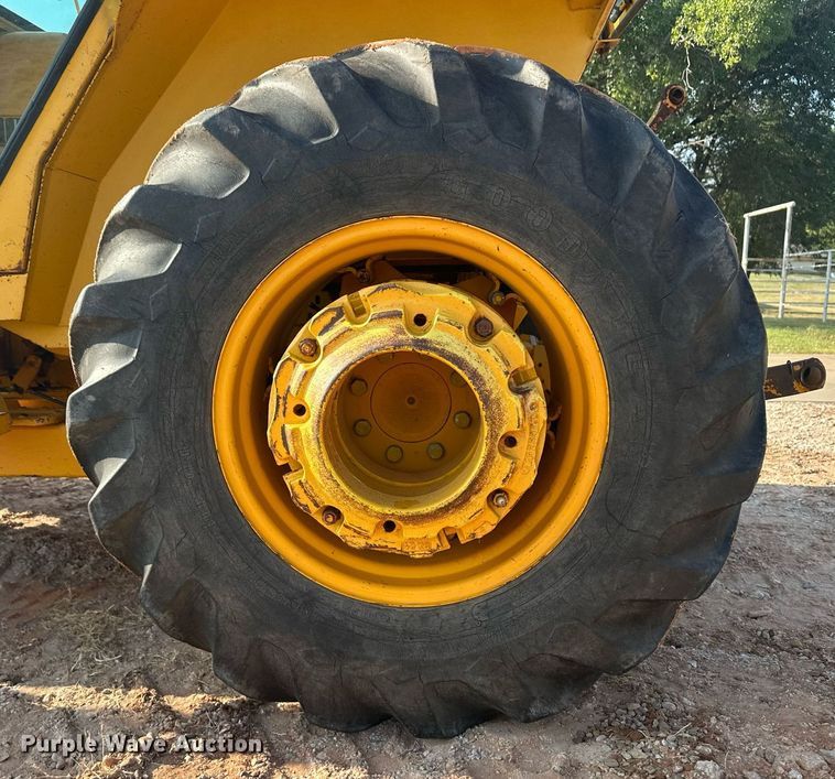 image for item OC9456 1990 John Deere 2355  tractor