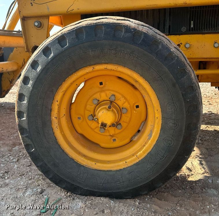 image for item OC9456 1990 John Deere 2355  tractor