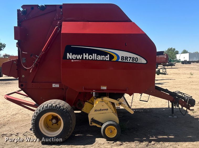 image for item OC9497 2007 New Holland BR780A  round baler