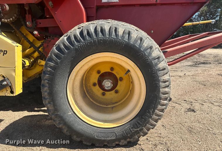 image for item OC9497 2007 New Holland BR780A  round baler