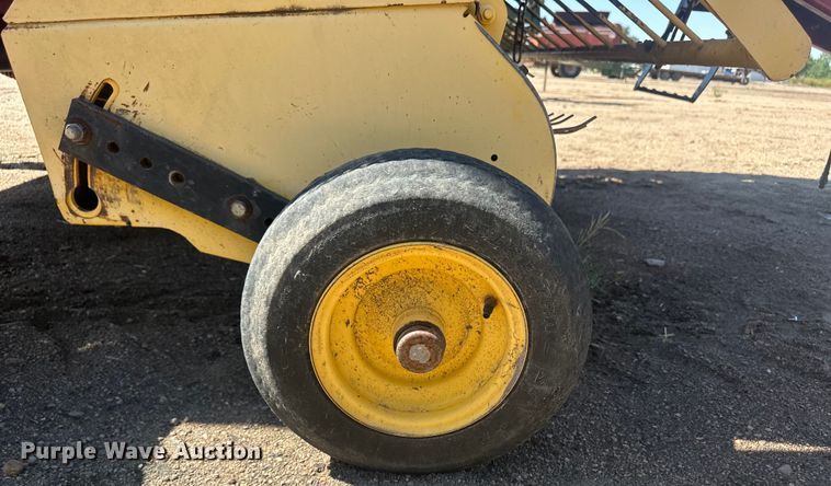 image for item OC9497 2007 New Holland BR780A  round baler