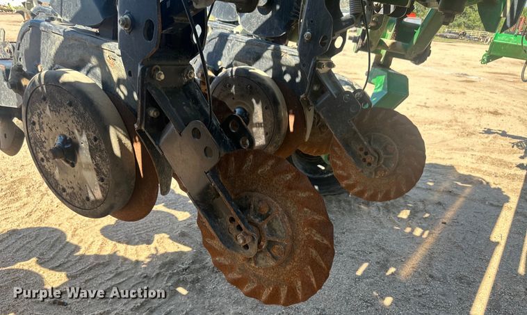 image for item OC9503 2010 Great Plains YP-1225-TR  split row no-till planter