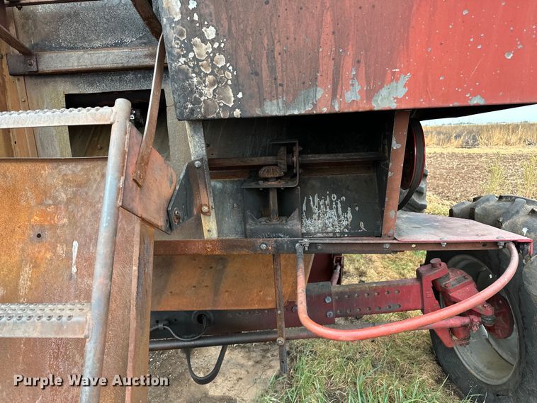 image for item OG9230 1987 Case 1680  combine