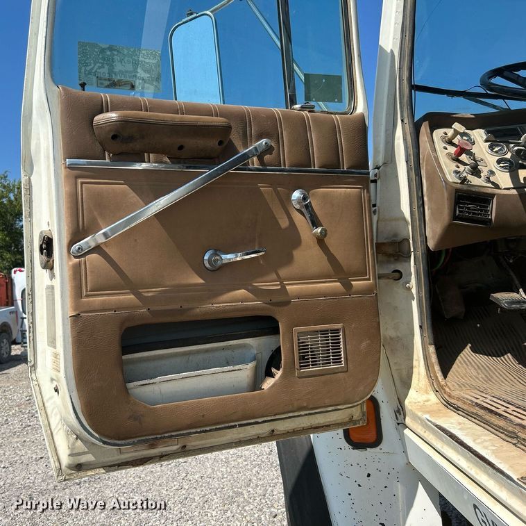 image for item DJ6311 1994 Ford LTLS9000  semi truck