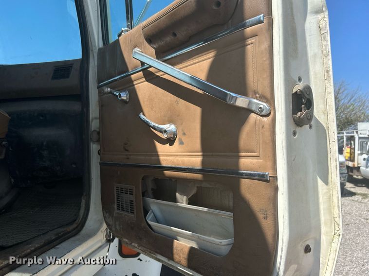 image for item DJ6311 1994 Ford LTLS9000  semi truck