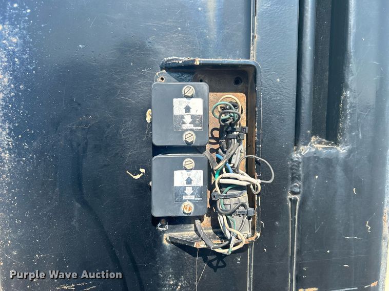 image for item DJ6327 1998 Hyundai VI2280151FJPR  dry van trailer