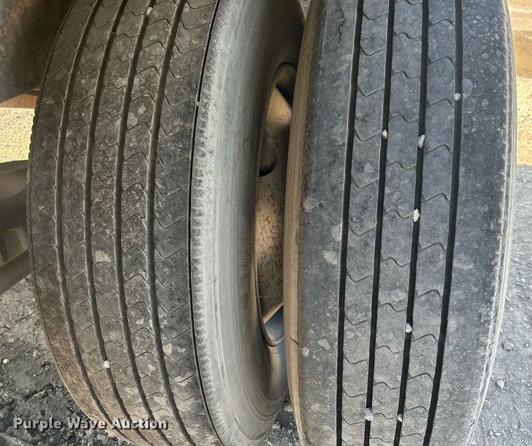 image for item DJ6327 1998 Hyundai VI2280151FJPR  dry van trailer