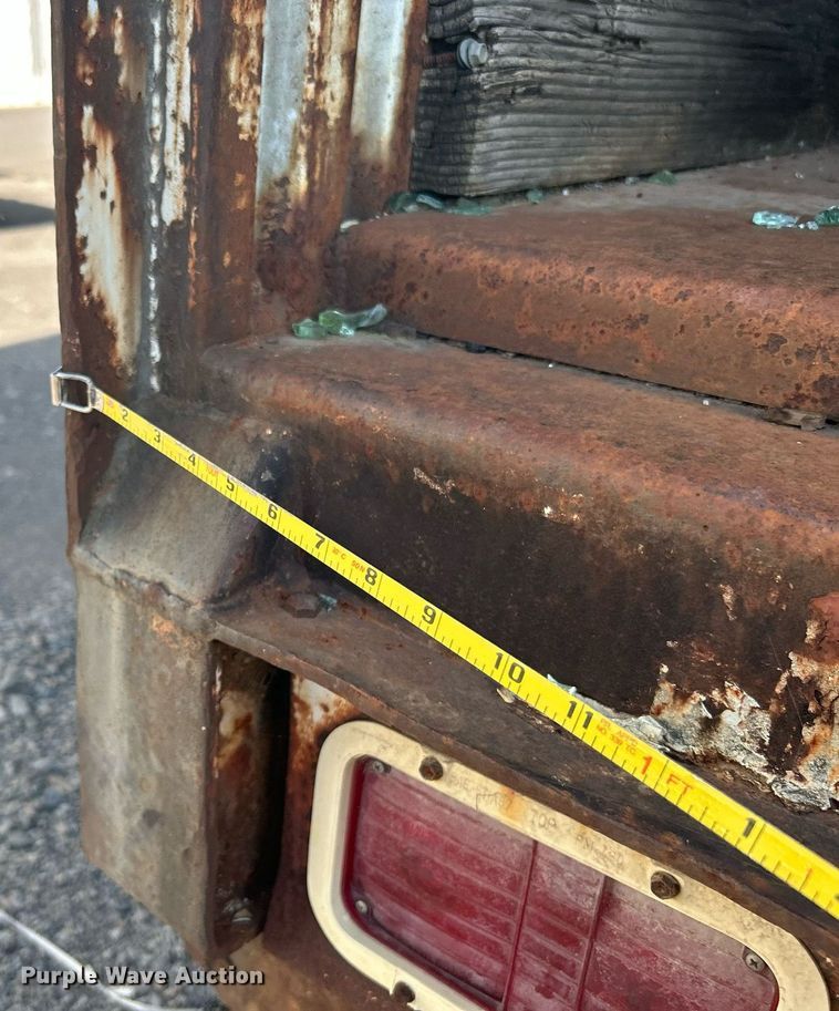 image for item DJ6328 1983 Trailmobile 011A-1SAX  dry van trailer