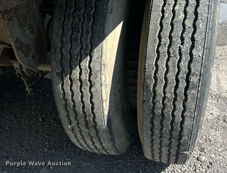 image for item DJ6328 1983 Trailmobile 011A-1SAX  dry van trailer