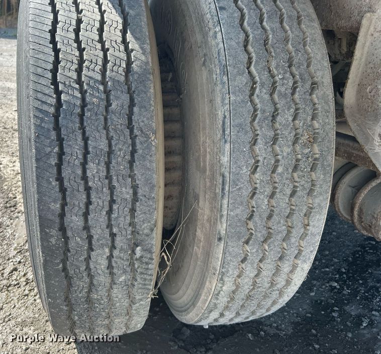 image for item DJ6330 1983 Trailmobile 011A-1SAX  dry van trailer