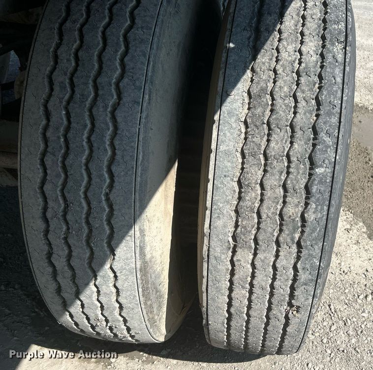 image for item DJ6330 1983 Trailmobile 011A-1SAX  dry van trailer