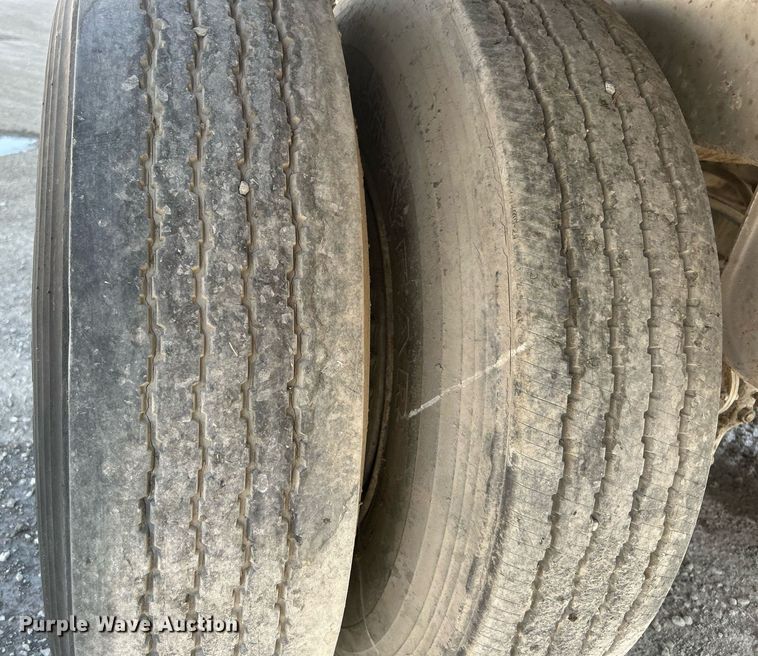 image for item DJ6330 1983 Trailmobile 011A-1SAX  dry van trailer