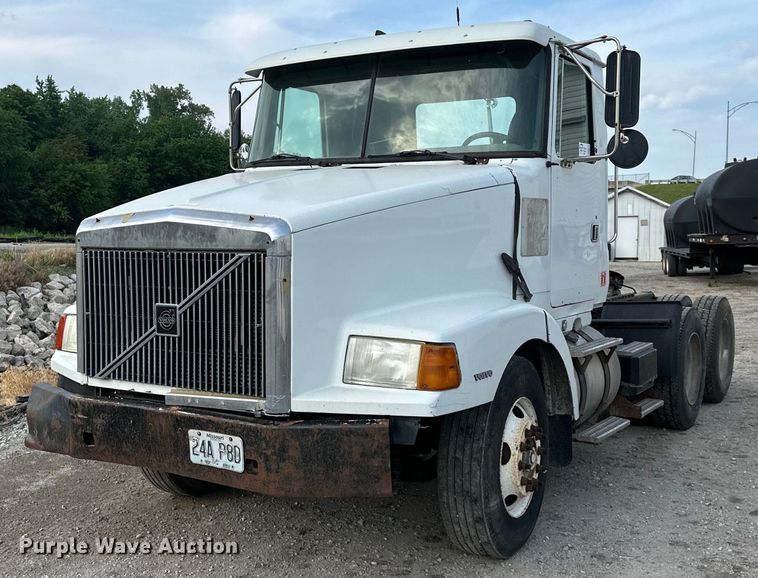 image for item DO5019 1998 Volvo WCA  semi truck
