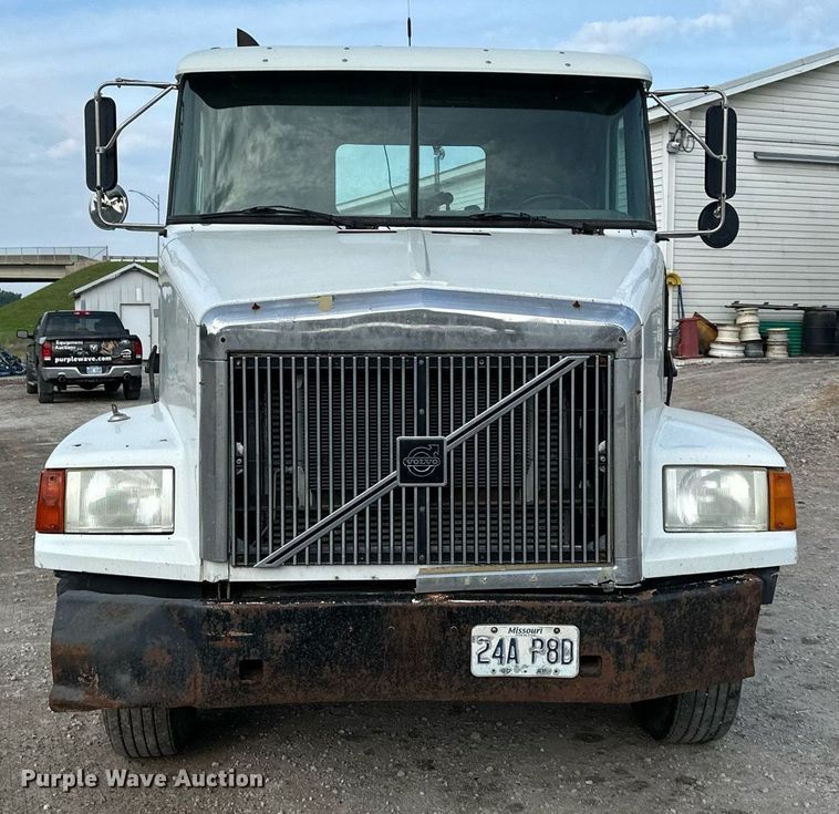 image for item DO5019 1998 Volvo WCA  semi truck