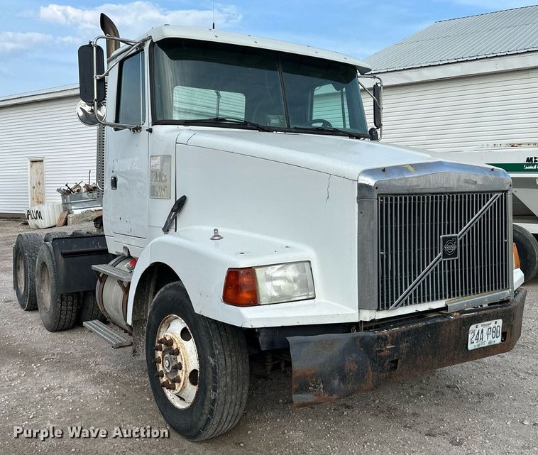 image for item DO5019 1998 Volvo WCA  semi truck