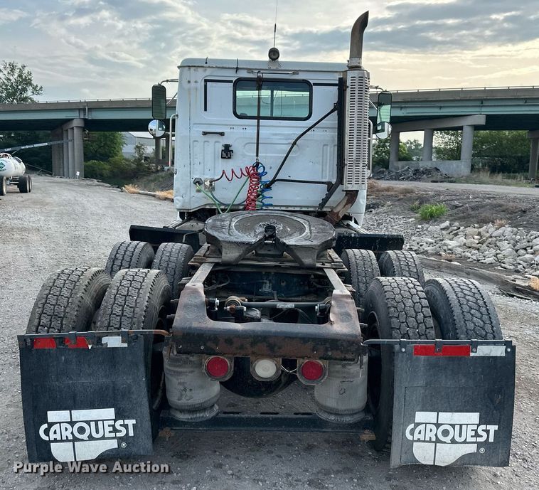 image for item DO5019 1998 Volvo WCA  semi truck