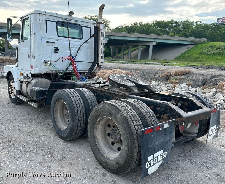 image for item DO5019 1998 Volvo WCA  semi truck