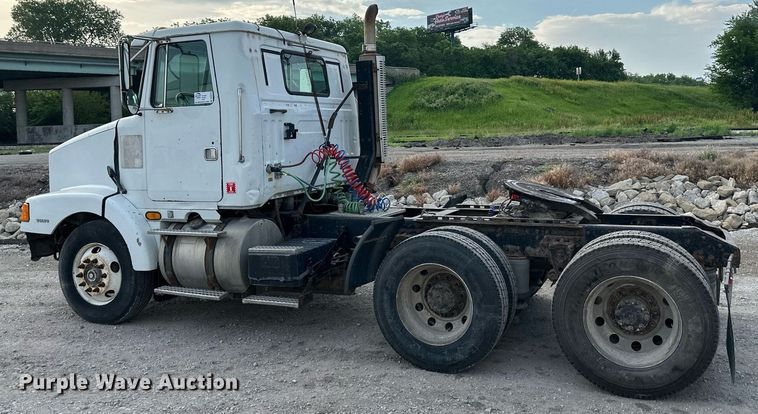 image for item DO5019 1998 Volvo WCA  semi truck