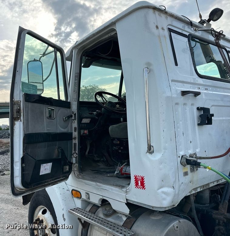 image for item DO5019 1998 Volvo WCA  semi truck