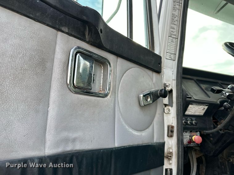 image for item DO5019 1998 Volvo WCA  semi truck