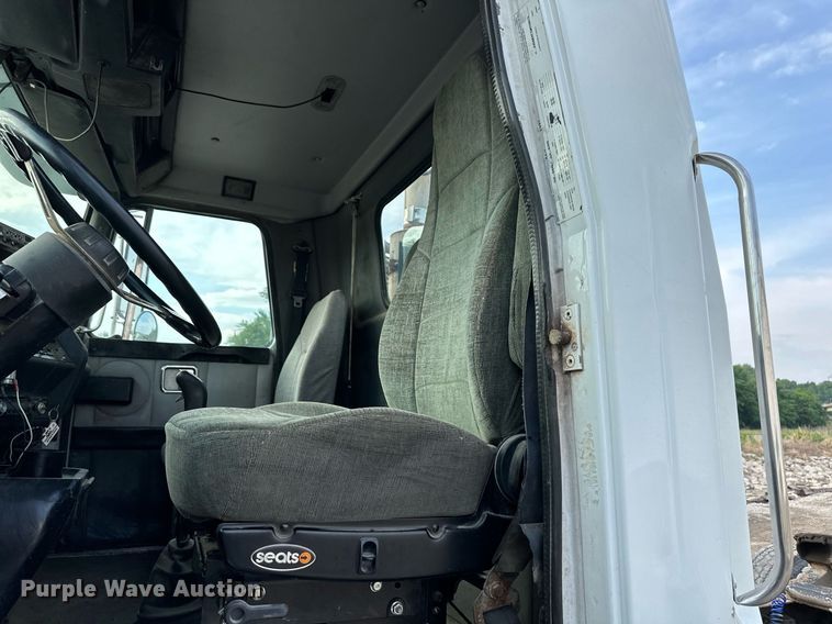 image for item DO5019 1998 Volvo WCA  semi truck