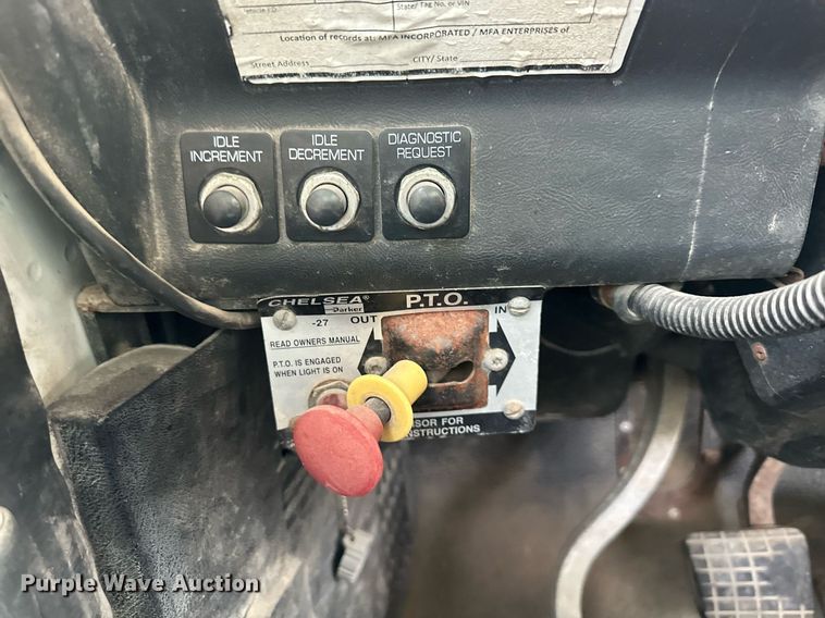 image for item DO5019 1998 Volvo WCA  semi truck