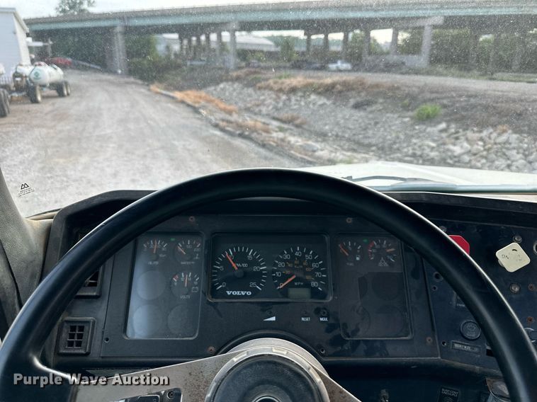 image for item DO5019 1998 Volvo WCA  semi truck