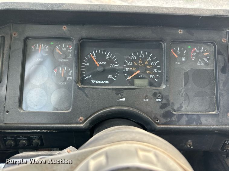 image for item DO5019 1998 Volvo WCA  semi truck