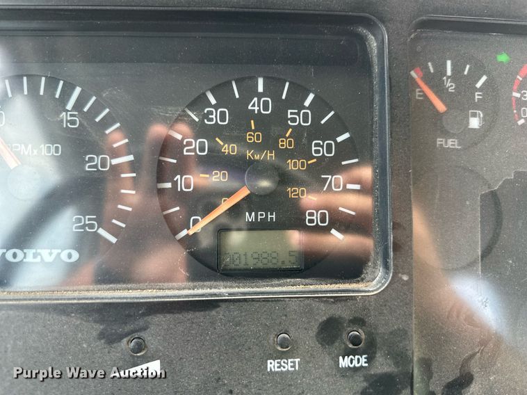 image for item DO5019 1998 Volvo WCA  semi truck