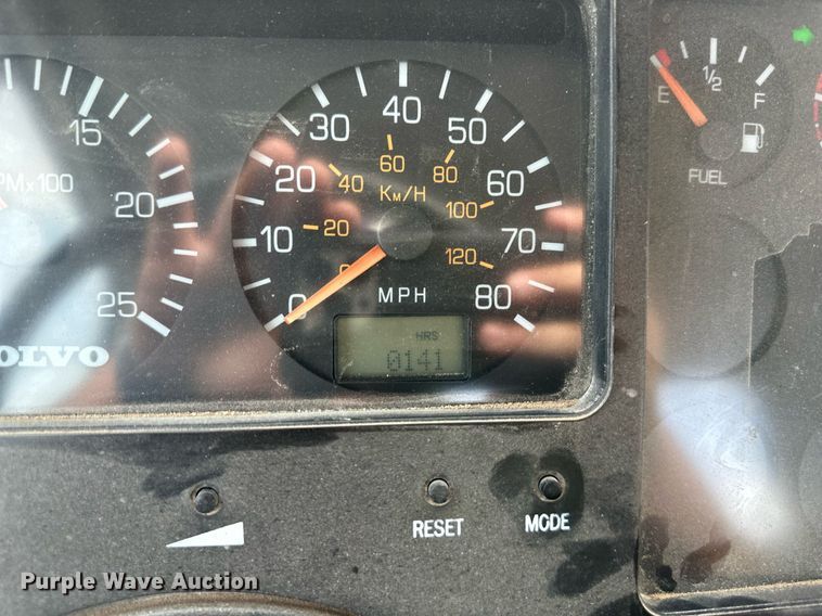 image for item DO5019 1998 Volvo WCA  semi truck