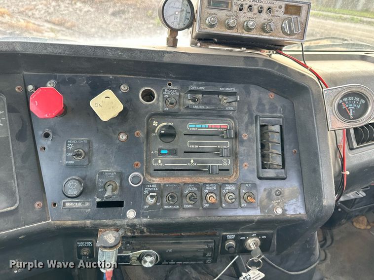 image for item DO5019 1998 Volvo WCA  semi truck