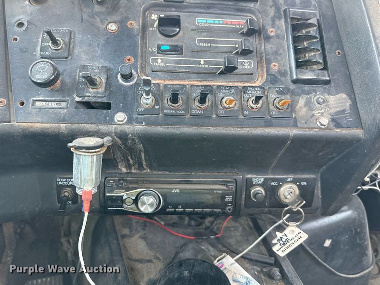 image for item DO5019 1998 Volvo WCA  semi truck