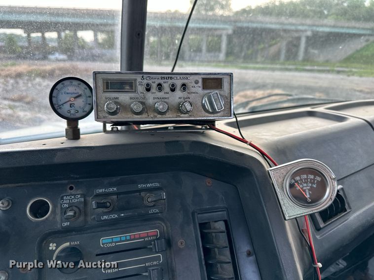 image for item DO5019 1998 Volvo WCA  semi truck