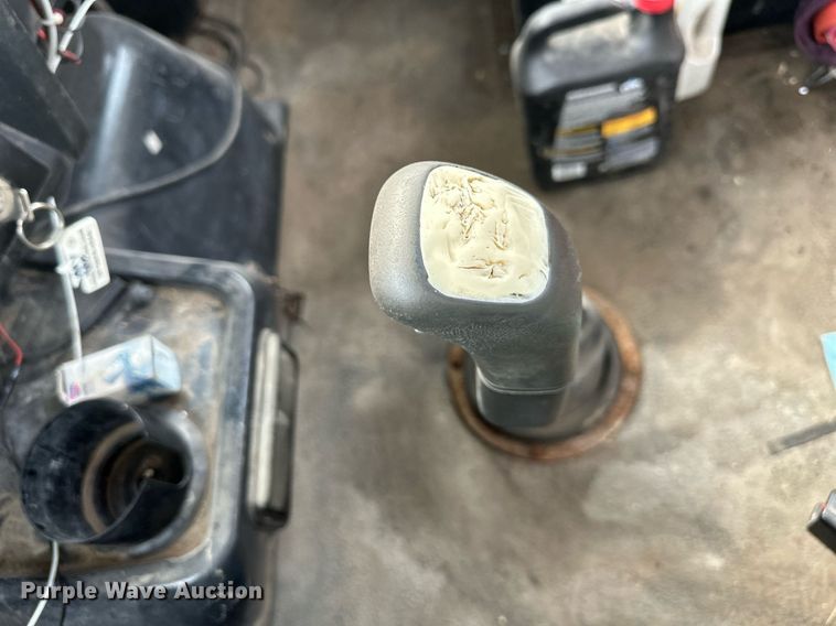 image for item DO5019 1998 Volvo WCA  semi truck