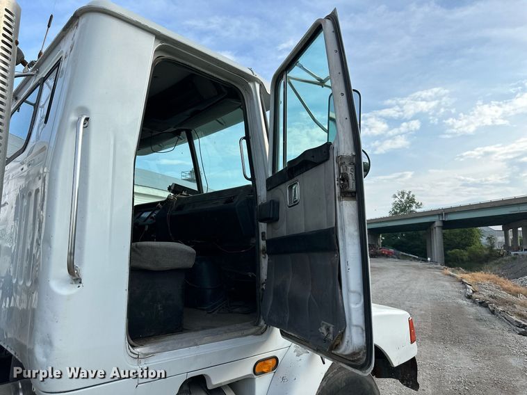 image for item DO5019 1998 Volvo WCA  semi truck