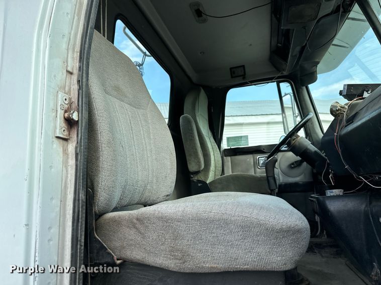 image for item DO5019 1998 Volvo WCA  semi truck