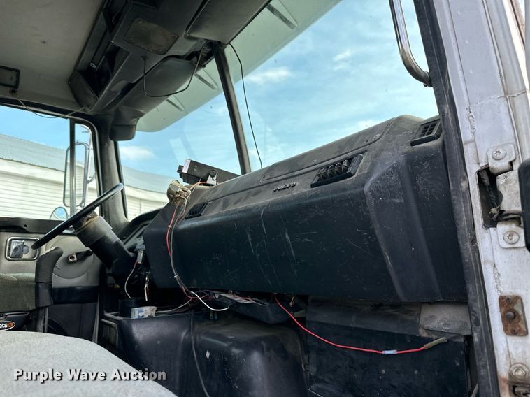 image for item DO5019 1998 Volvo WCA  semi truck