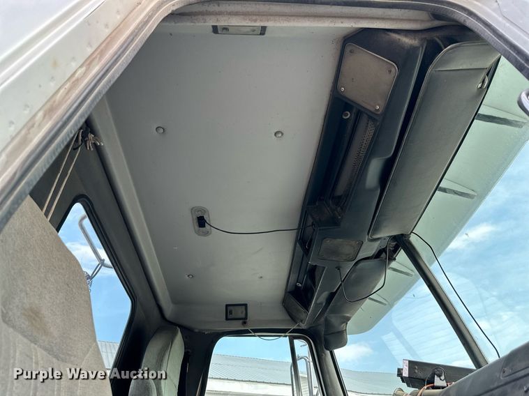 image for item DO5019 1998 Volvo WCA  semi truck