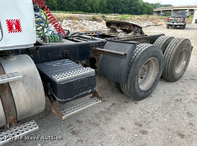 image for item DO5019 1998 Volvo WCA  semi truck