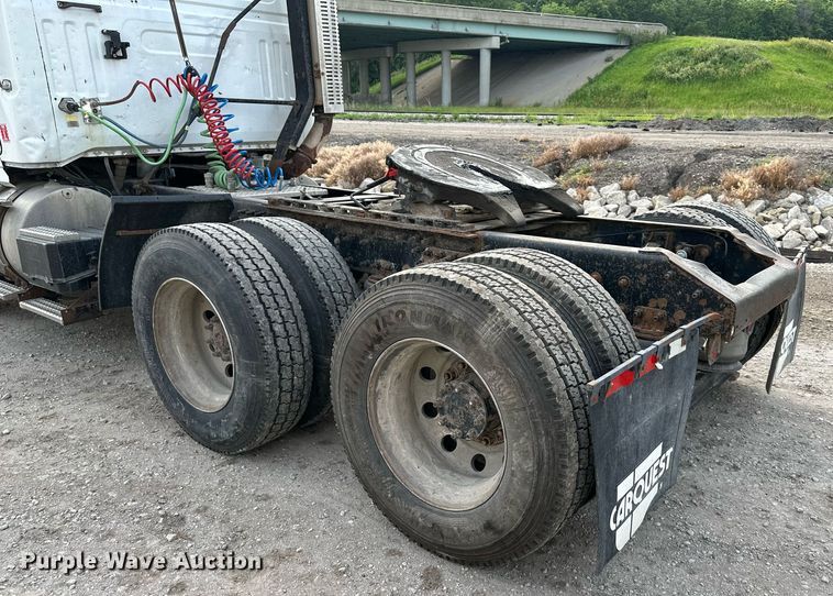 image for item DO5019 1998 Volvo WCA  semi truck