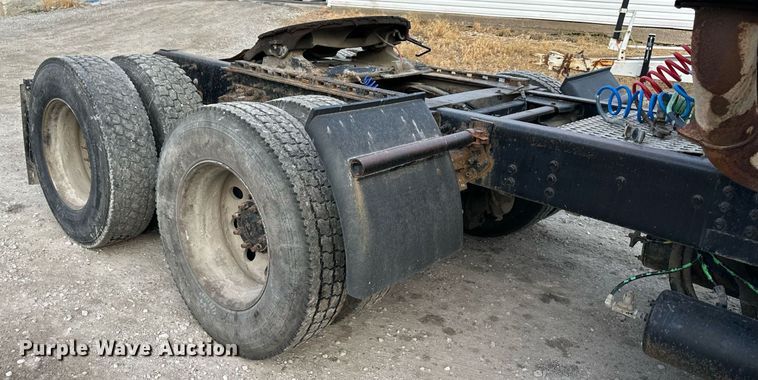 image for item DO5019 1998 Volvo WCA  semi truck