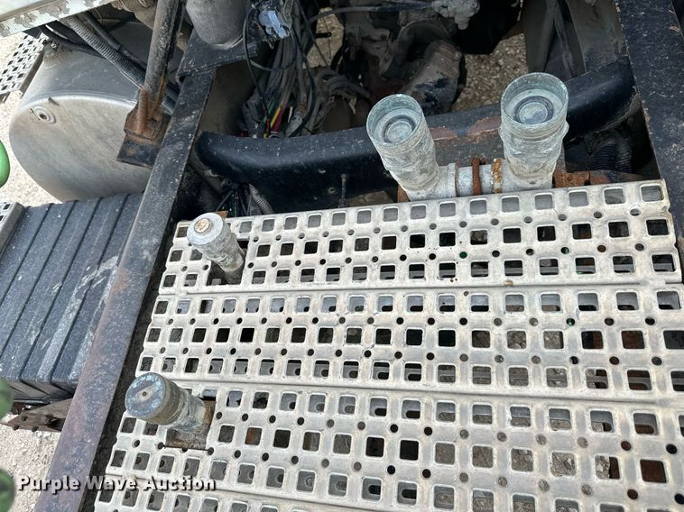 image for item DO5019 1998 Volvo WCA  semi truck