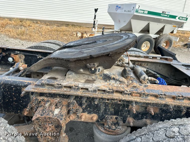 image for item DO5019 1998 Volvo WCA  semi truck